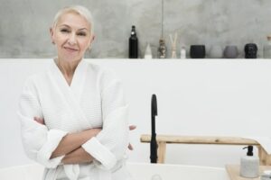 éviter les accidents domestiques des personnes âgées dans la salle de bains